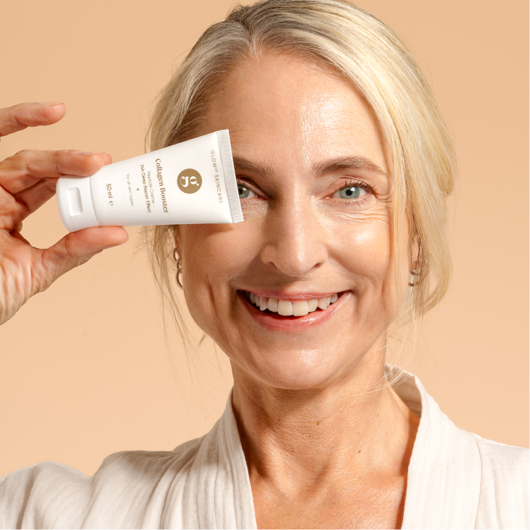 Close-up van Glow25 Collageen Booster Cream in gebruik met vrouw, eenvoudig aan te brengen voor een gezonde, stralende huid.