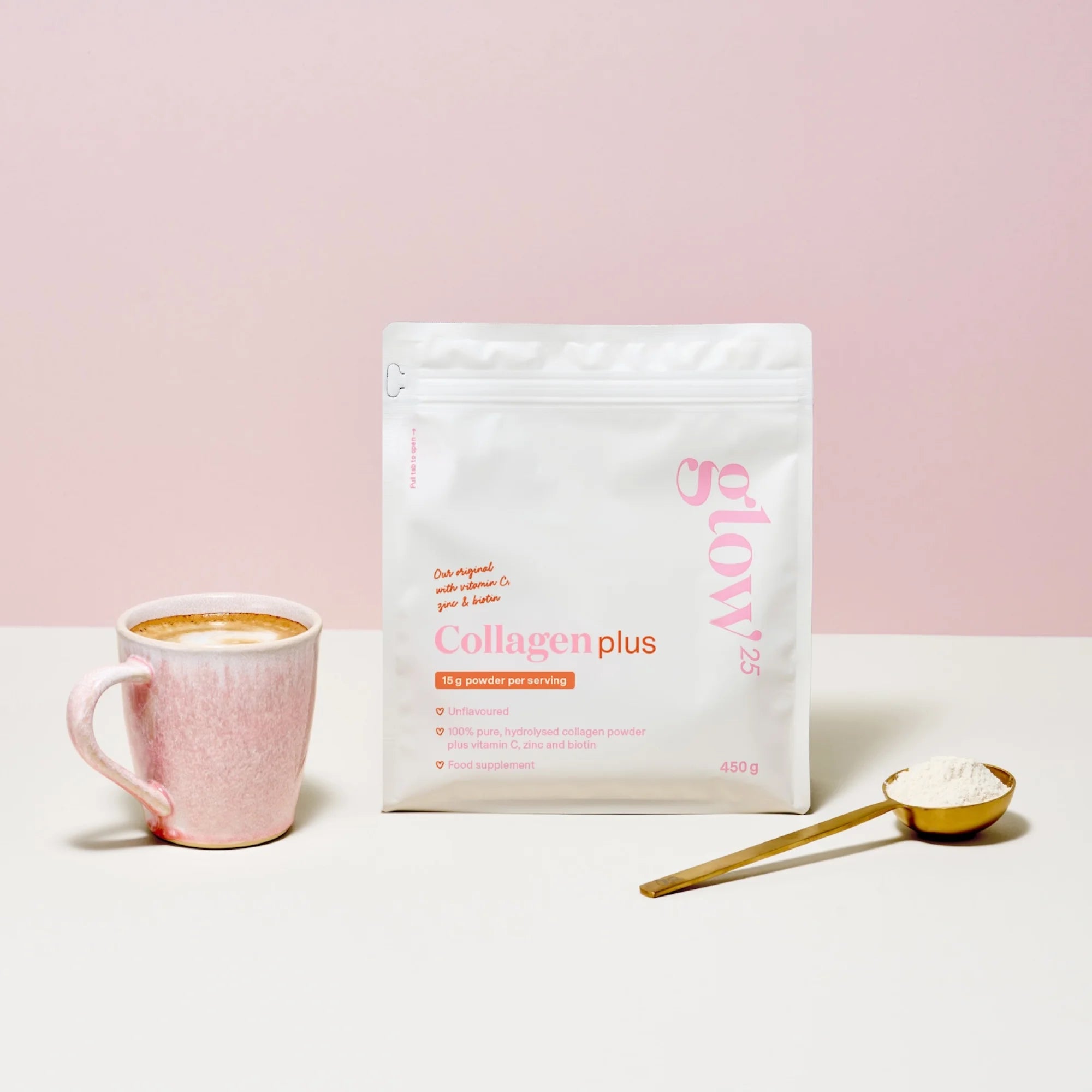 Glow25 Collageen Plus verpakking naast kopje koffie en lepel, perfect oplosbaar in warme dranken.