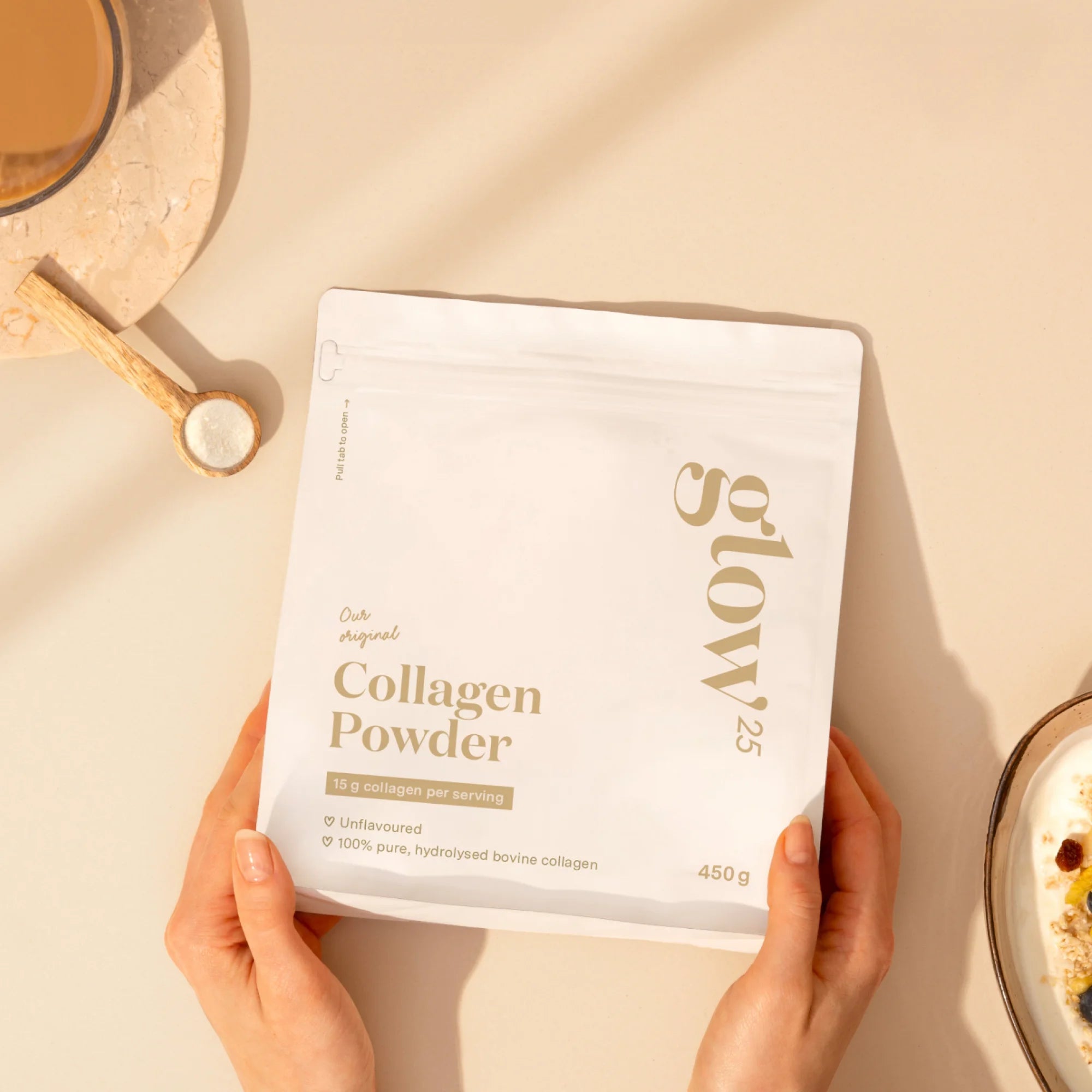 Bovenaanzicht van Glow25 Collageen verpakking en ontbijtkom op een lichte ondergrond, perfect voor een gezonde start van de dag met collageen.