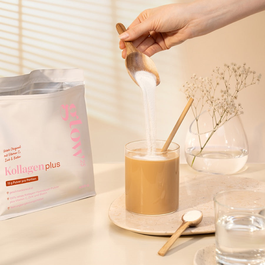 Kollagen Plus wird in einen Kaffee eingerührt