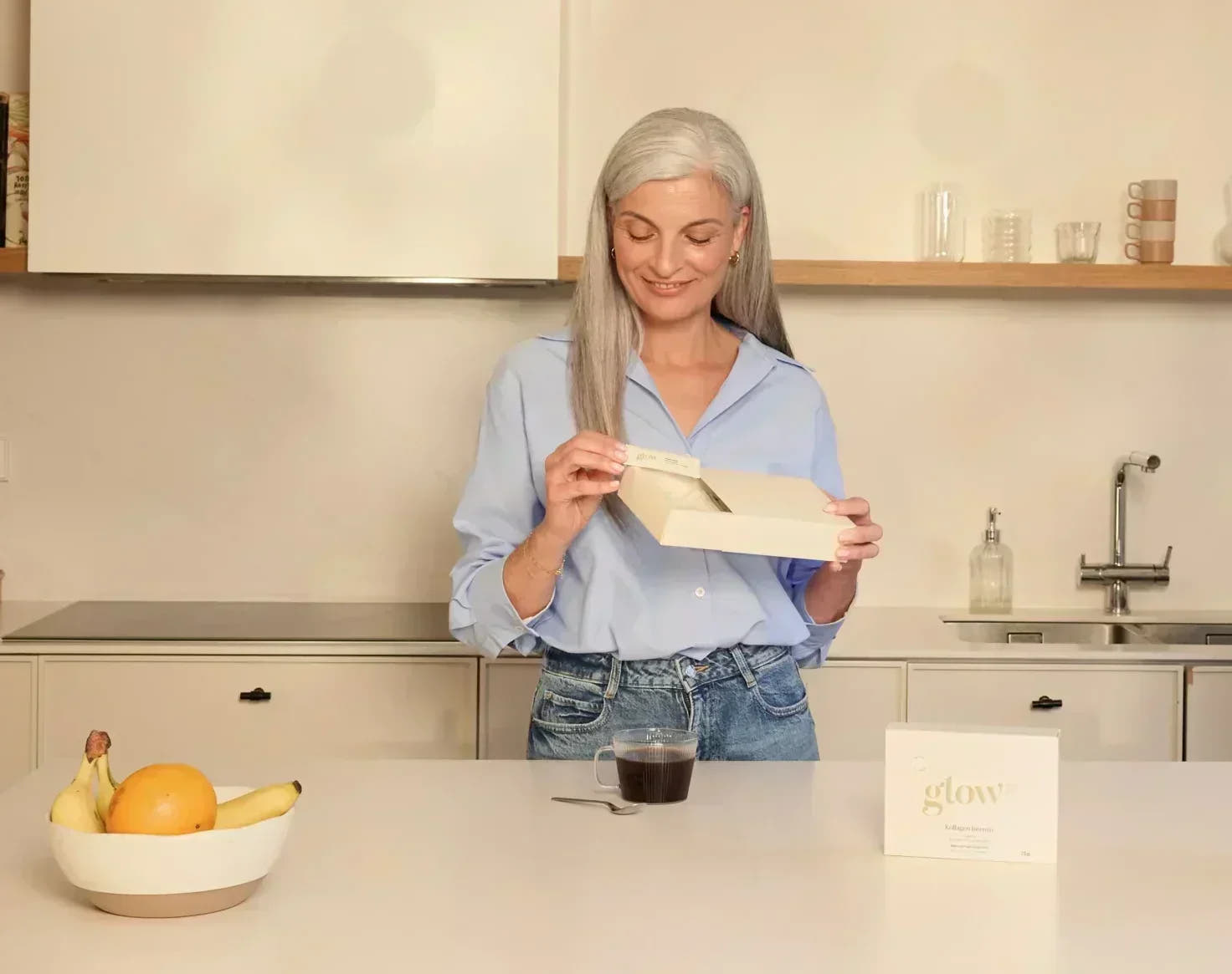 Frau mit dem Glow25 Kollagen Pulver