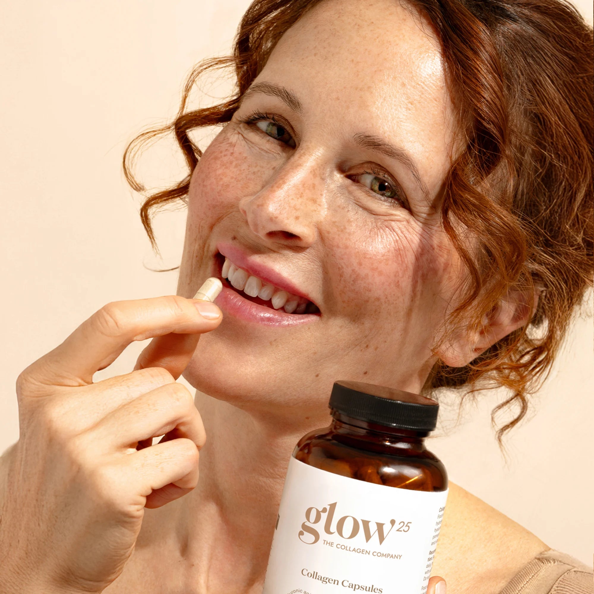 Persoon neemt Glow25 Collageen Capsule in, eenvoudig in gebruik voor een gezonde huid.