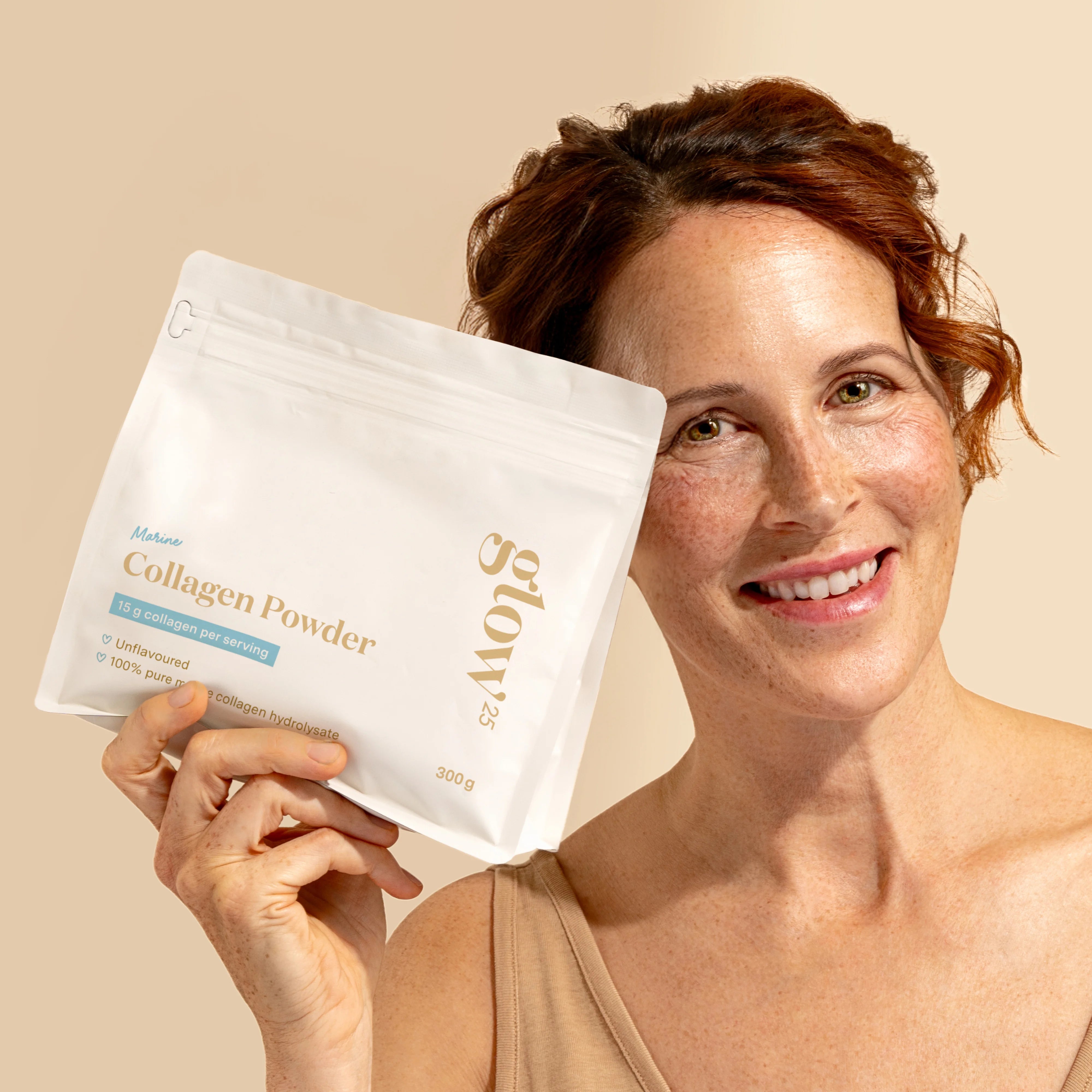 Glow25 Collagen Marine verpakking vastgehouden door vrouw, benadrukt gebruiksgemak en gezonde uitstraling.