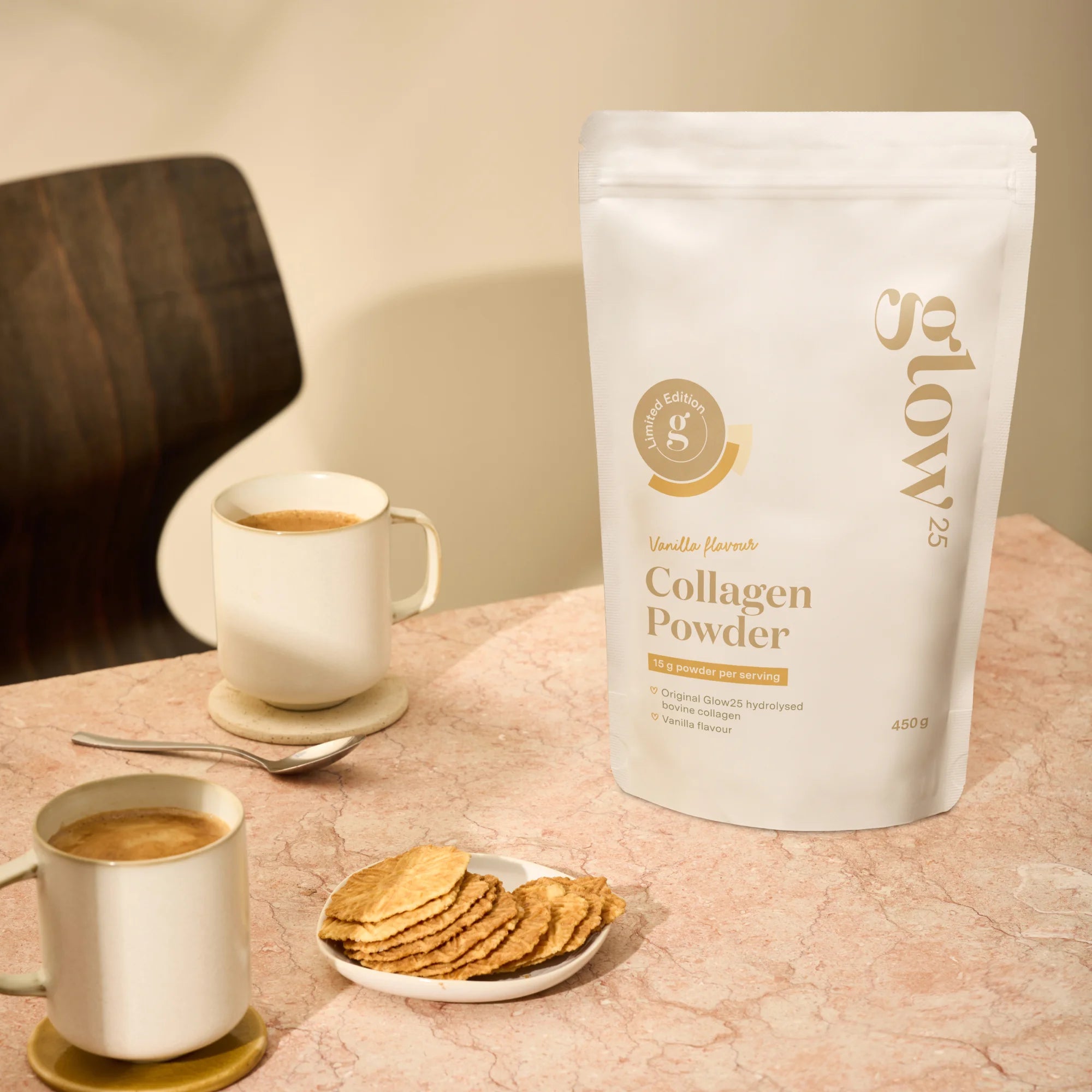 Gebruiksaanwijzing: zo gebruik je Glow25 Collageen Vanille. Eenvoudig te mengen met water, koffie of smoothies.