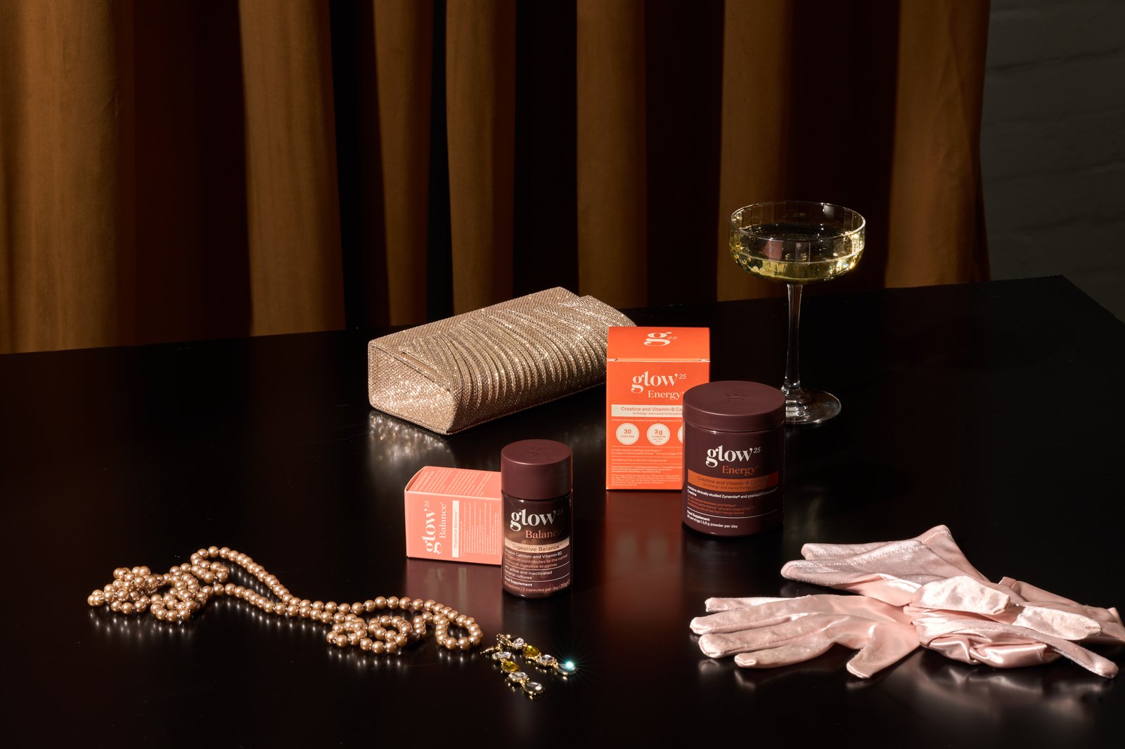 Glow® Cinema : gants en satin, pochette, collier de perles et coupe de champagne comme cadeaux VIP