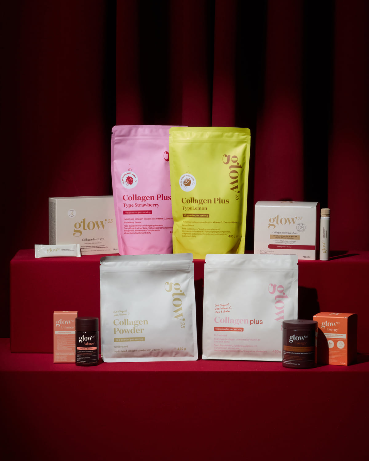 Glow® Cinema : toute la gamme Glow25 sur une scène rouge devant un rideau rouge