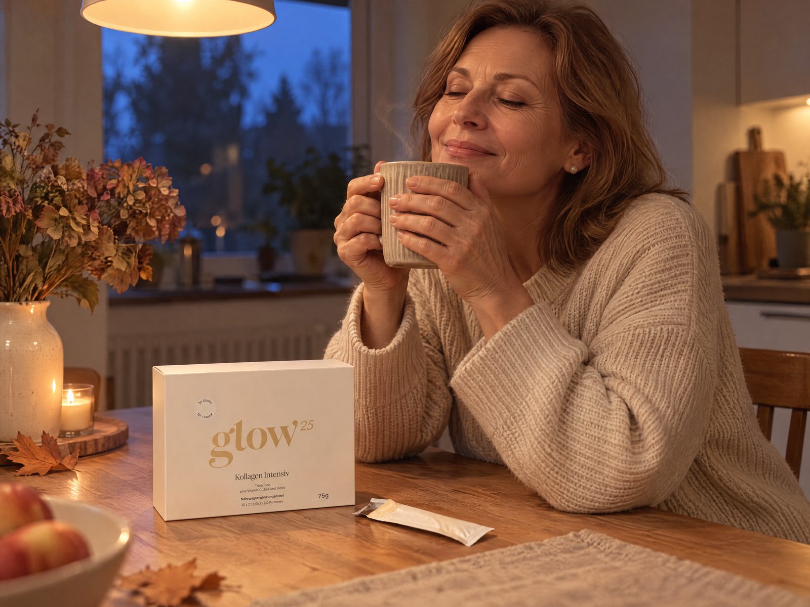 Femme en pull tricoté tenant son café par un matin d'automne sombre, à côté Collagène Intensif