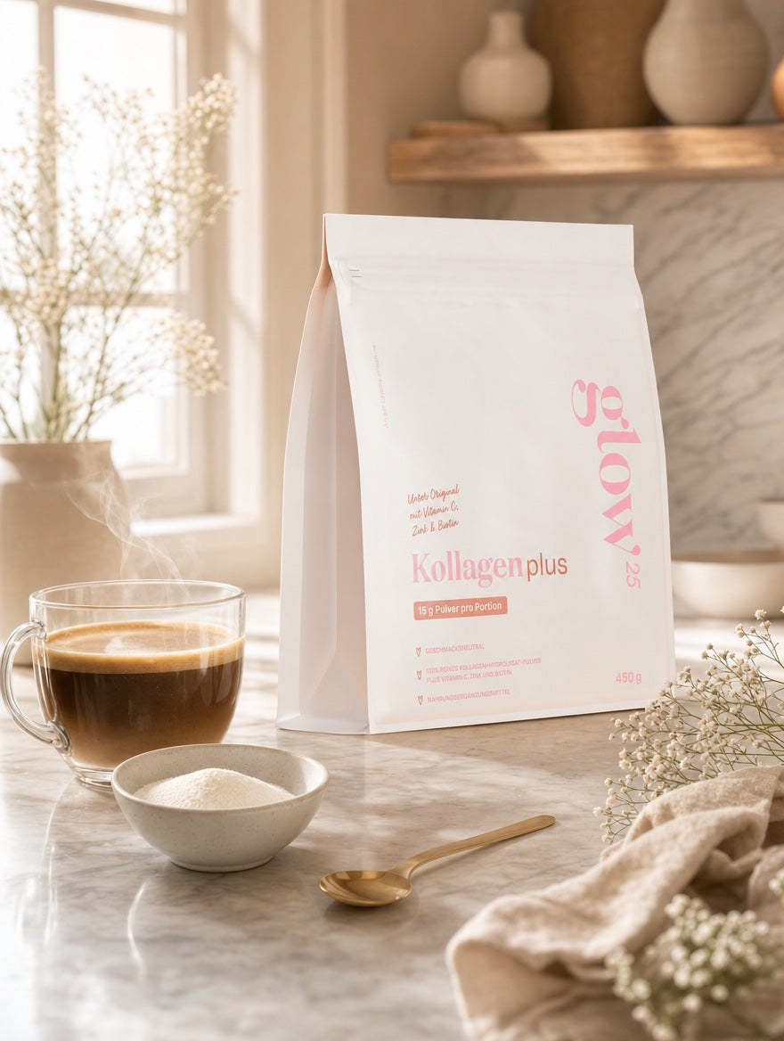 Collageen Plus met een glazen kop koffie in de keuken
