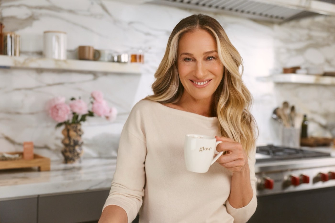 Sarah Jessica Parker met haar Glow25-kop in de keuken